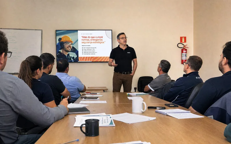 Equipe em treinamento prático de segurança do trabalho